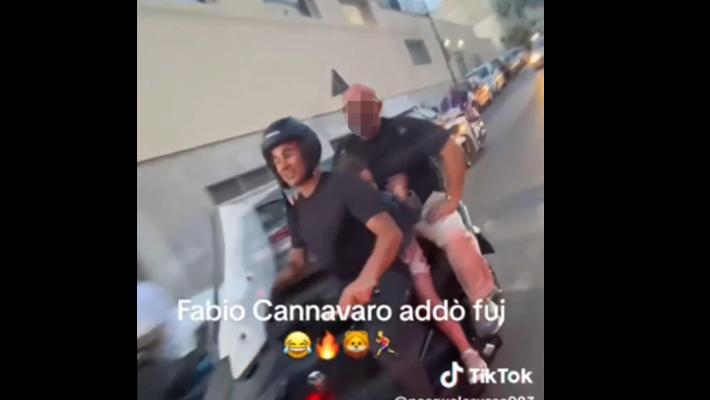 "Fabio Cannavaro in sella a uno scooter con due passeggeri a bordo (uno è una bambina)"