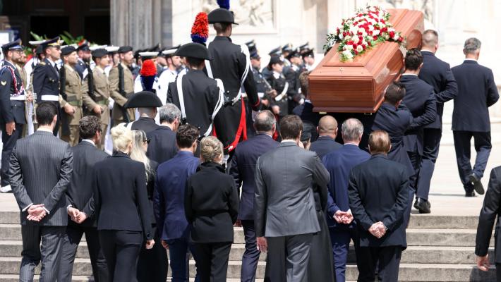 I funerali di Berlusconi, Fascina e i figli in prima fila. In chiesa anche l'ex moglie Veronica Lario