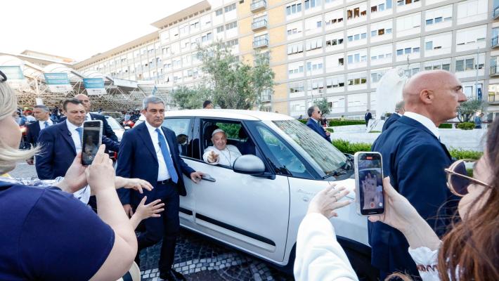 Il Papa risponde sulla sua salute, 'sono vivo