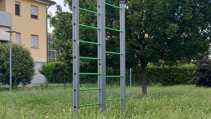 Corcagnano: erba (troppo) alta al parco giochi