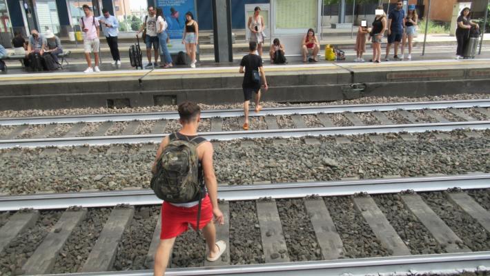 Parma, alcuni ragazzi attraversano i binari in stazione come se niente fosse