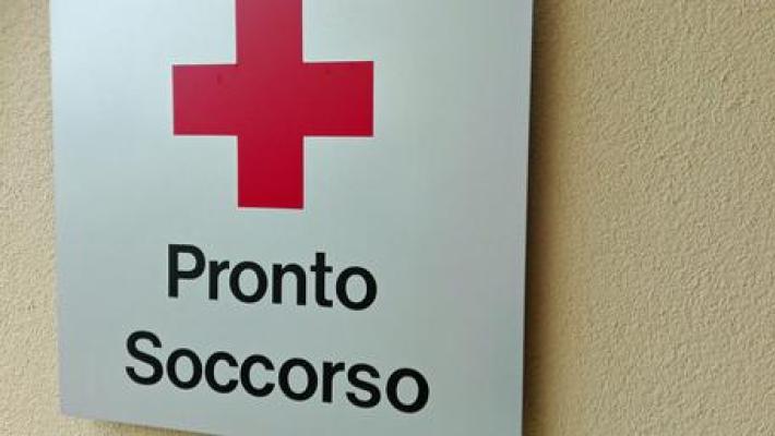 Danneggia pronto soccorso e aggredisce carabinieri, arrestato