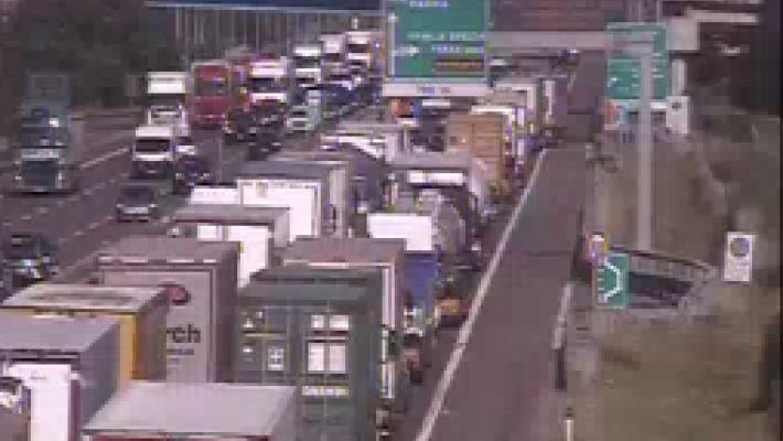 Autostrada, 2 chilometri di coda per incidente tra Fidenza e il bivio con l'A15. Code per curiosi in direzione opposta 