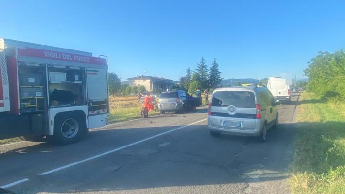 Spaventoso frontale sulla Massese: due feriti, auto distrutte