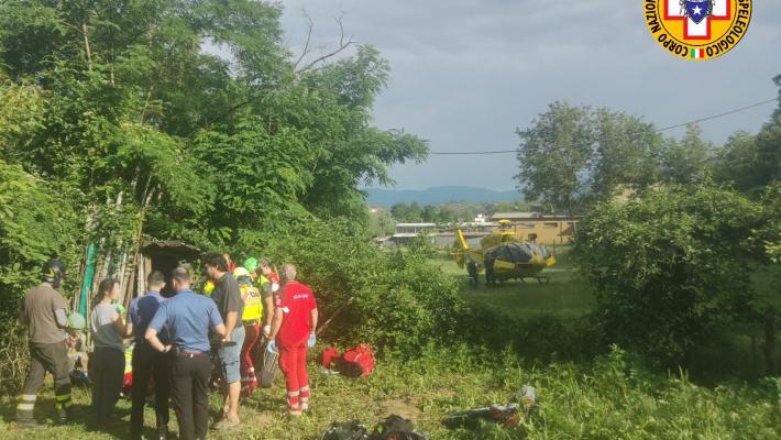 Trattore ribaltato in un fosso a Bedonia: ferito un agricoltore
