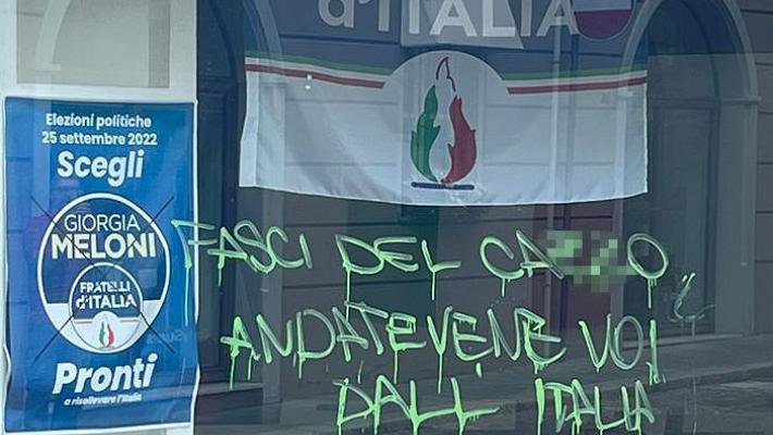 Vandali in azione sulle vetrine della sede di Fratelli d’Italia. Pietrella: "Atto vile, inaccettabile"