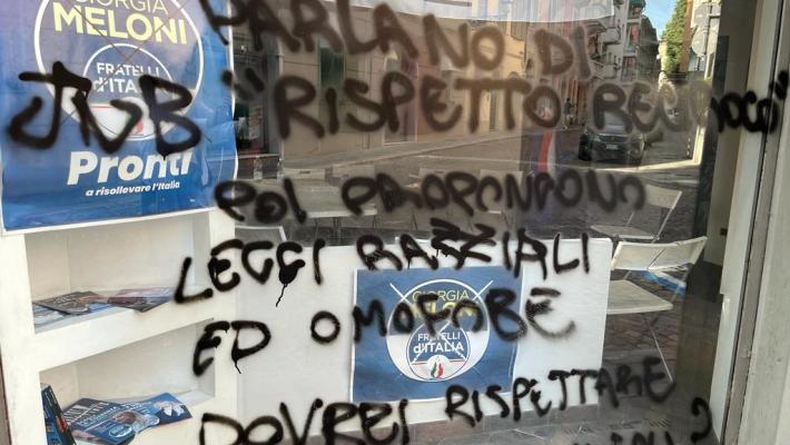 Nuove scritte sulla sede di Fratelli d'Italia,  i vandali non demordono