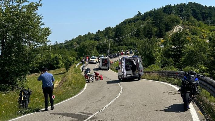 Schianto sulla strada della Cisa: coinvolti una moto e una bicicletta, un ferito in condizioni serie
