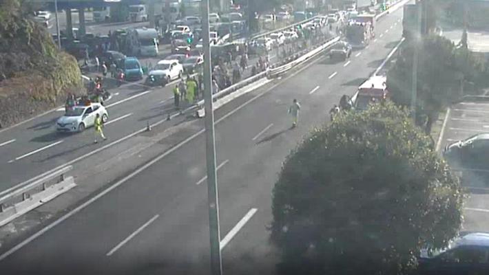 Pullman in fiamme in galleria sulla A12 tra Recco e Nervi: autostrada chiusa in entrambe le direzioni. Tutti salvi i passeggeri, ma ci sono quasi 40 feriti
