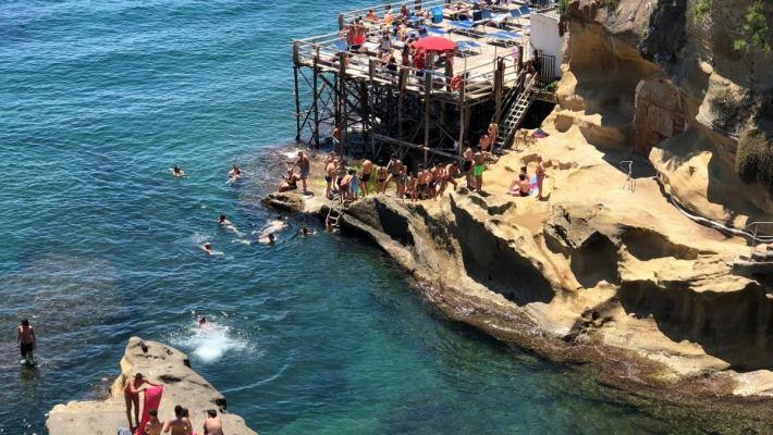 Bagnino accoltellato e ucciso da due 15enni per un lettino a Marechiaro