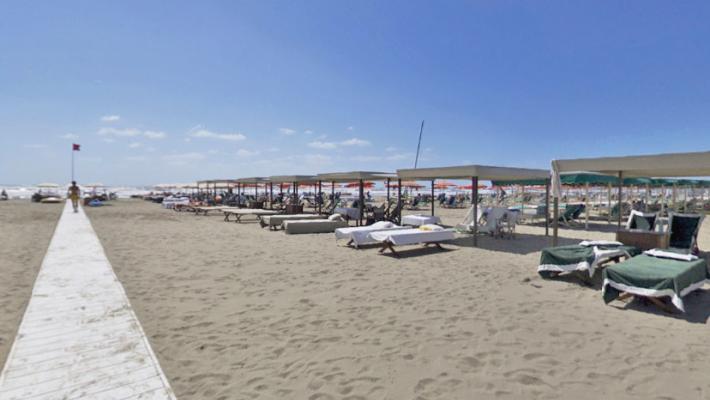 Turista svizzera colta da malore muore in spiaggia a Forte dei Marmi