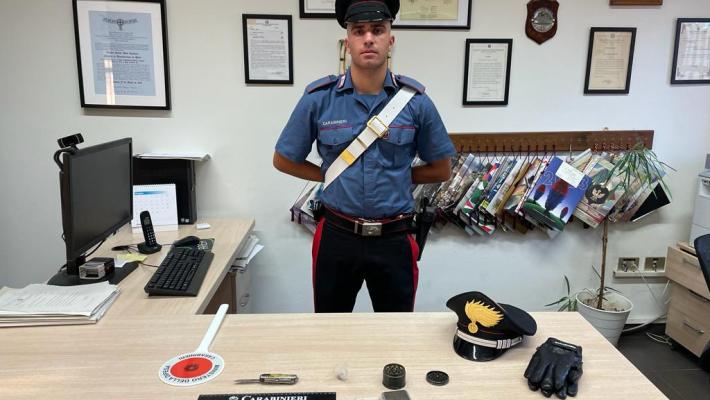 Denunciato un 27enne trovato con un coltello e alcuni grammi di hashish