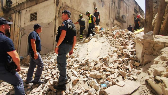 Crolla una palazzina a Torre del Greco: si teme ci siano delle vittime. Estratte vive quattro persone