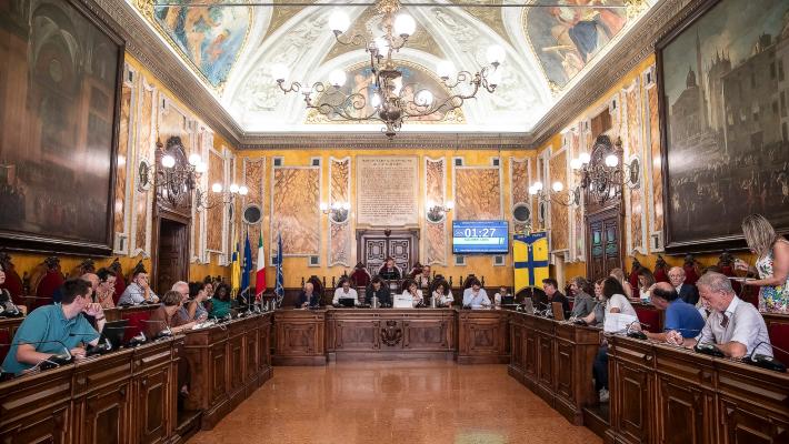 Commercio in centro, approvata la nuova versione del regolamento