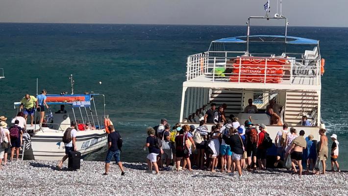 Incendi a Rodi, 30mila persone portate in salvo: 2.000 allontanati via nave perché erano bloccati in spaggia