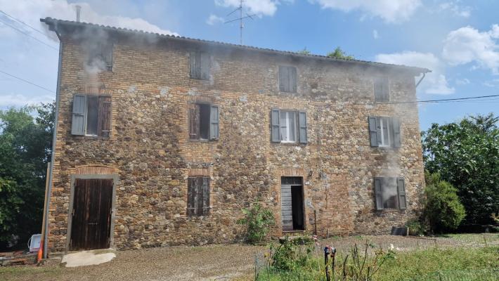 Vignale di Traversetolo, un fulmine colpisce una casa che si incendia: intervengono i Vigili del fuoco 