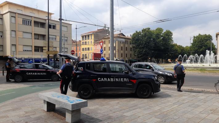 18enne passeggia in via Cavour con un coltello di 22 cm: altri 5 denunciati ieri a Parma. 7 giovanissimi segnalati per droga