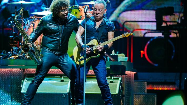Grandine in Brianza:  una donna muore schiacciata da un albero. Bomba d'acqua a Varese. Alberi caduti e metro M2 bloccata a Milano.  A rischio il concerto di Springsteen a Monza di domani