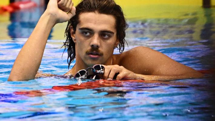 Mondiali di nuoto: oro per Ceccon nei 50 metri farfalla. Martinenghi argento nei 100 rana