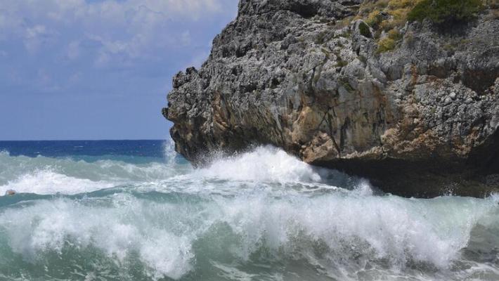 Bagnino 19enne salva una coppia, poi viene picchiato dai turisti