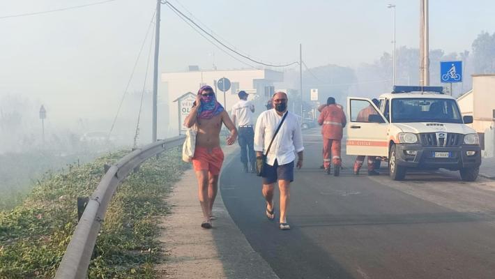 Salento in fiamme: incendio a Torre Mozza, evacuati bagnanti, turisti trasferiti inaltre strutture, alcuni hanno lasciato la zona 