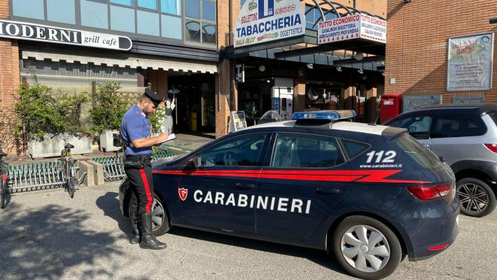 Spacca con un tombino la porta di una tabaccheria,  ruba  e scappa: bloccato dai carabinieri. E' un 13enne marocchino 