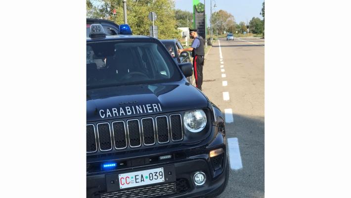 Esce di strada, l'auto prende fuoco e si ferisce: i carabinieri scoprono che guidava ubriaco e sotto l'effetto di cocaina 