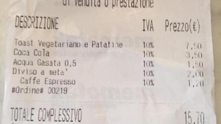 Chiedono di dividere toast a metà, sul conto due euro in più