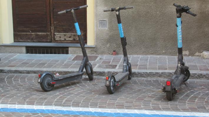 &laquo;Ma i monopattini devono pagare nelle righe blu?&raquo;