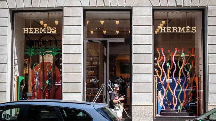 Milano, rubate quattro borse di Hermès (tra cui una Birkin di coccodrillo): valore 90mila euro