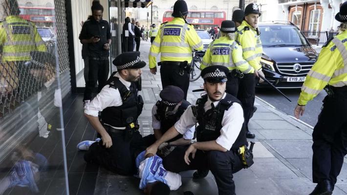 Londra, campagna di taccheggio contro i negozi di Oxford Street organizzata sui social: interviene la polizia