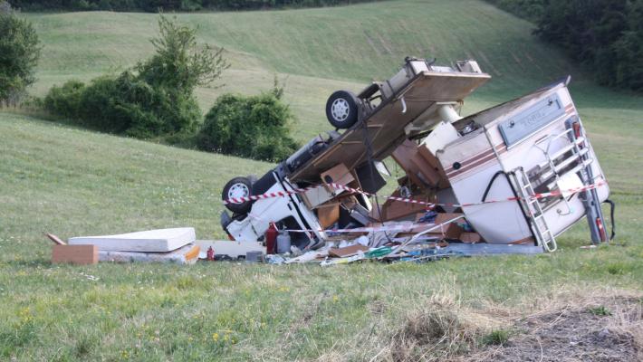 Camper esce di strada e si ribalta a Castellonchio ungo la Statale della Cisa
