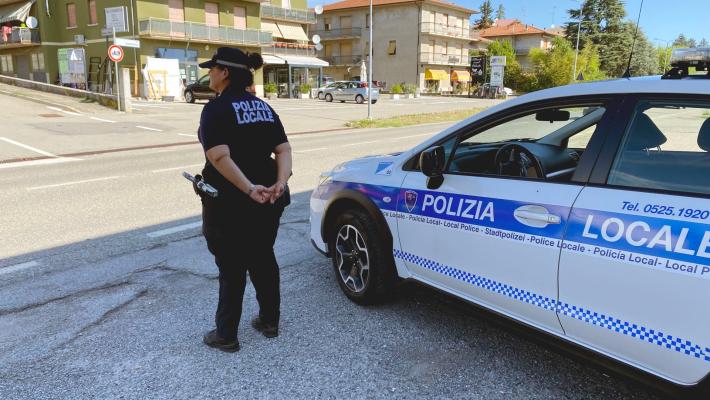 In moto ubriaco,  si schianta contro un'auto