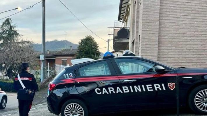 Presa a schiaffi e pugni per &ldquo;questioni&rdquo; di vicinato: due persone denunciate dai carabinieri