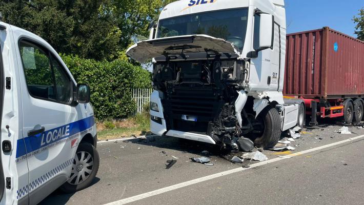 Scontro auto-camion in via La Spezia a Lemignano: un ferito, traffico in tilt 