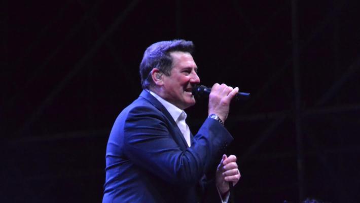 Tony Hadley cade in camerino (frattura) ma tiene il concerto a Palmi