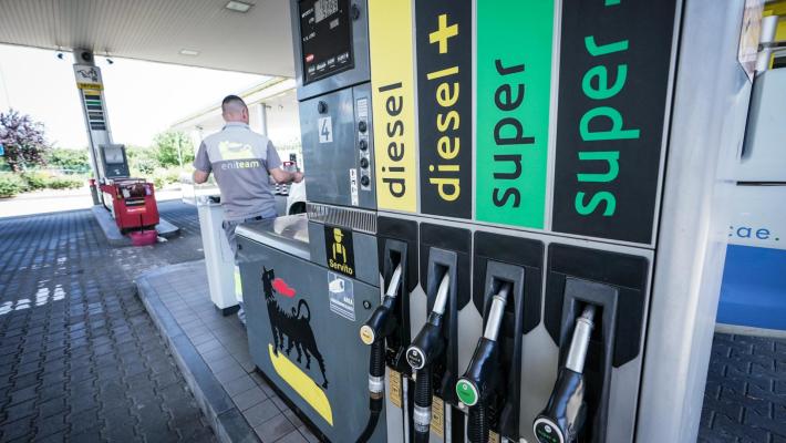 Benzina ancora in calo, il livello più basso da febbraio