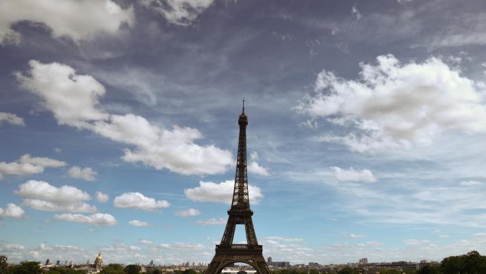 Si lancia con il paracadute dalla torre Eiffel, arrestato