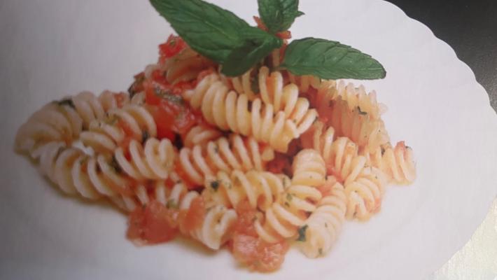Fusilli al pomodoro crudo e basilico