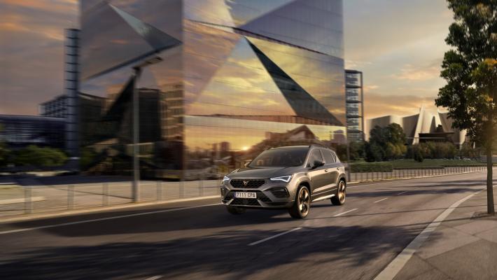 Cupra Ateca cambia. E rinnova i motori. 