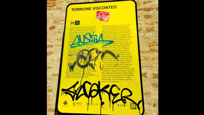 Parma, vandalizzata la segnaletica dei monumenti appena installata dal Comune