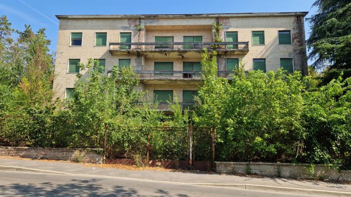 Salsomaggiore: degrado, l'ex "Casa  del bambino" assediata da sterpaglie e piante