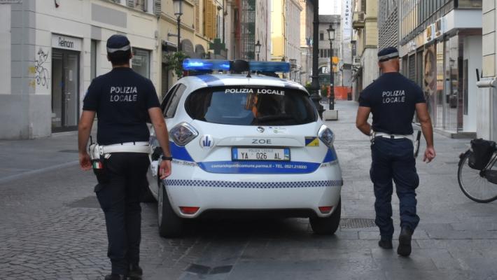 Tasso alcolico 5 volte superiore al consentito, taglia la strada alla polizia locale: denunciato