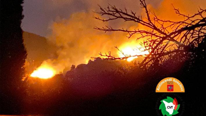 Incendio all'Elba, elicotteri in azione, in arrivo Canadair. Evacuato un campeggio