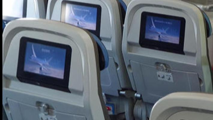Bimbi vivaci,  lite in volo: l'aereo per Roma torna a Olbia appena decollato