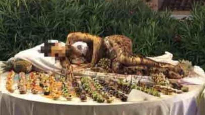 Ragazza ricoperta di cioccolato sul buffet del resort in Sardegna, la denuncia di un manager e della figlia 14enne. Bufera social 