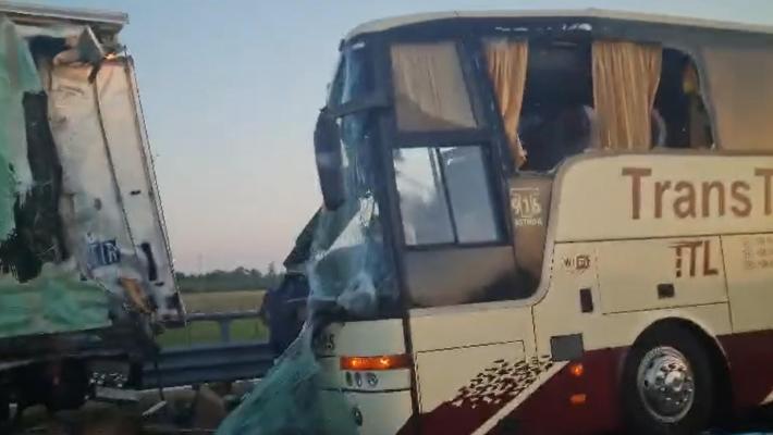 A4, schianto tra un bus e un camion frigorifero a Latisana. Ci sono  due feriti molto gravi e sono decine le persone coinvolte