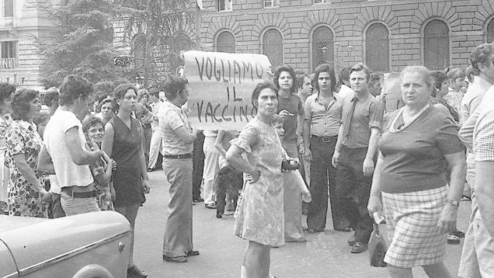 Napoli 1973: l'epidemia di colera minaccia l'Italia  