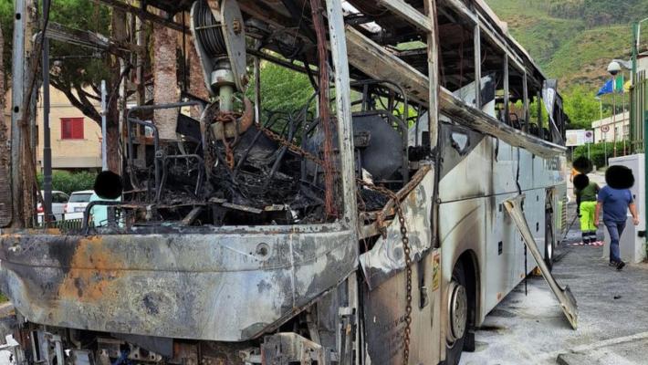 Sfonda il cancello del Comune con un pullman, poi incendia il mezzo: paura a Pozzuoli 