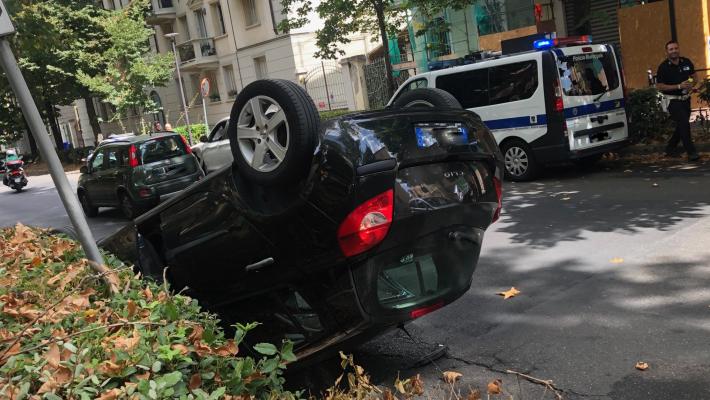 Viale Vittoria: scontro fra due auto, una si ribalta